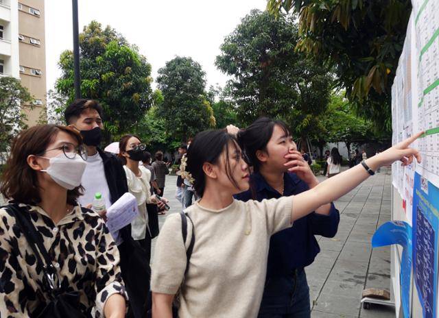 11일 베트남 하노이 다이남대 한국어능력시험(TOPIK·토픽) 시험장에서 응시자들이 고사장을 확인하고 있다. 하노이=허경주 특파원