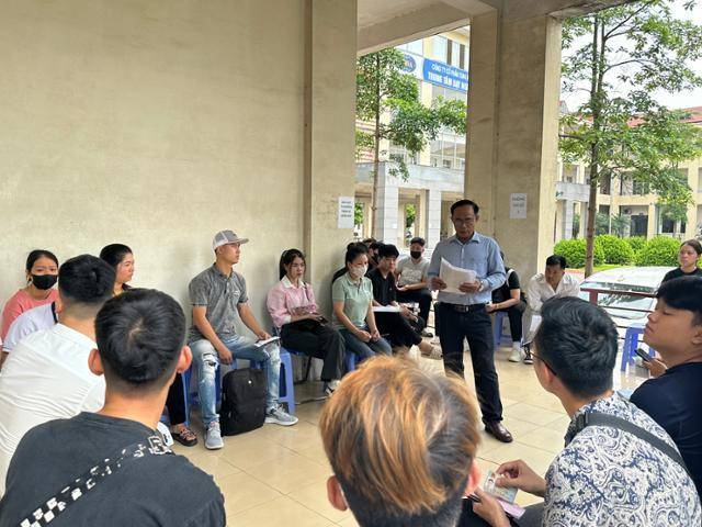 지난해 5월 한국산업인력공단 주관 고용허가제 한국어능력시험(EPS-TOPIK)이 진행된 베트남 하노이 외곽 국립 SONA해외인력양성학교 교육장에서 응시자들이 진행 요원의 설명을 듣고 있다. 하노이=허경주 특파원