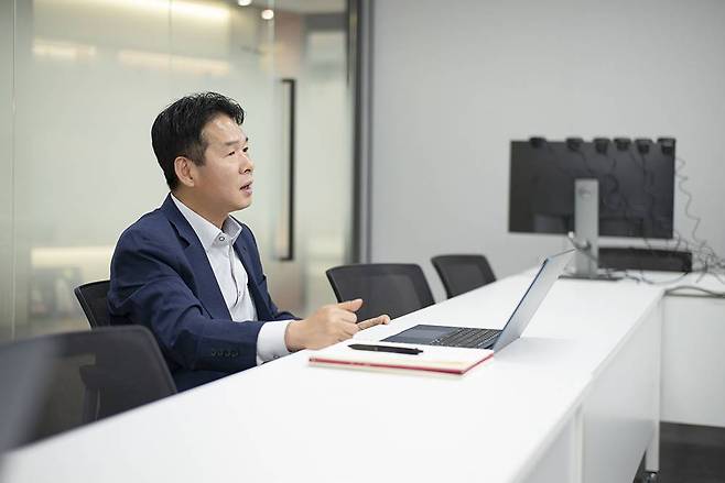 김성모 상무는 안정적인 공급망 구축과 고객 신뢰 확보를 통해 올해와 내년에 실질적인 매출을 올리겠다고 답했다 / 출처=IT동아