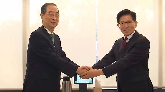 지난 7일, 김문수 국민의힘 대선 후보와 한덕수 무소속 예비후보가 서울 종로구 한 식당에서 단일화 회동에 앞서 악수하고 있다. (SBS 캡처)