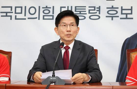 국민의힘 김문수 대선 후보가 15일 서울 여의도 국회에서 긴급 기자회견을 하고 있다. 연합뉴스