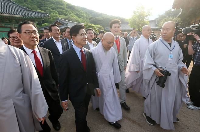 김문수 국민의힘 대선 후보가 14일 오후 경남 양산시 통도사를 방문해 경내를 둘러보고 있다. 임현동 기자