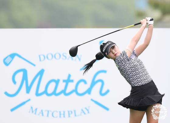 KLPGA 투어 두산 매치플레이 16강 토너먼트에 오른 이예원의 티샷. 두 차례 결승에 올라 모두 준우승에 그친 한을 풀며 이 대회 첫 승 겸 올 시즌 3승을 달성한다는 각오다. 사진 KLPGA