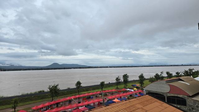 ▲ 지난해 홍수로 물이 불어난 메콩강의 모습을 이종하 소설가가 찍었다. 이 소설가는 소설에서 “내가 서툴러도, 내가 실수해도 괜찮다고 말해주는 라오스의 사람들이 나는 좋다. 가난하지만 행복하다는 사람들과 나도 섞여 살고 싶다”고 썼다.