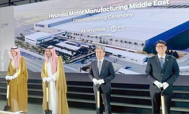 장재훈 현대자동차그룹 부회장(왼쪽 세 번째)과 야지드 알후미에드 사우디아라비아 국부펀드 부총재(첫 번째), 반다르 이브라힘 알코라예프 사우디아라비아 산업광물자원부 장관(두 번째), 문병준 주사우디아라비아 대사대리(네 번째) 등이 14일(현지시간) 사우디아라비아 킹살만 자동차산업단지에서 열린 ‘현대차 사우디아라비아 생산법인’(HMMME) 공장 착공식에 참석했다. /현대차 제공