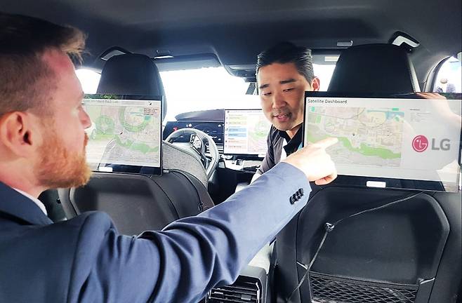 LG전자 관계자가 15일(현지시간) 프랑스 파리 5GAA 총회에서 참석자에게 인공위성 기반의 차랑 내 차세대 음성통신 솔루션을 설명하고 있다. 사진=LG전자 제공