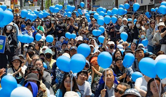 14일 부산 부산진구 서면에서 열린 더불어민주당 이재명 후보 유세에서 지지자들이 파란 풍선을 들고 환호하고 있다. 사진=연합뉴스