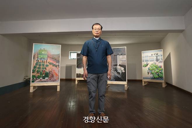 5·18 당시 방위병으로 복무하다 탈영해 시민군으로 활동한 이재춘씨가 광주 서구 5·18 자유공원에 재현해 놓은 영창 앞에 서 있다. 정효진 기자