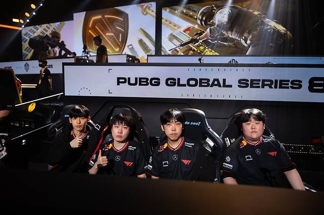 둘째날 치킨 획득 후 세레머니하는 T1 선수단. 크래프톤 제공