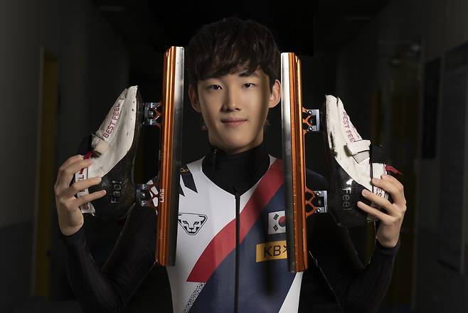 내년 동계올림픽 한국 남자 쇼트트랙 국가대표로 출전하는 임종언이 보물과도 같은 스케이트화를 들고 포즈를 취하고 있다. 700크리에이터스