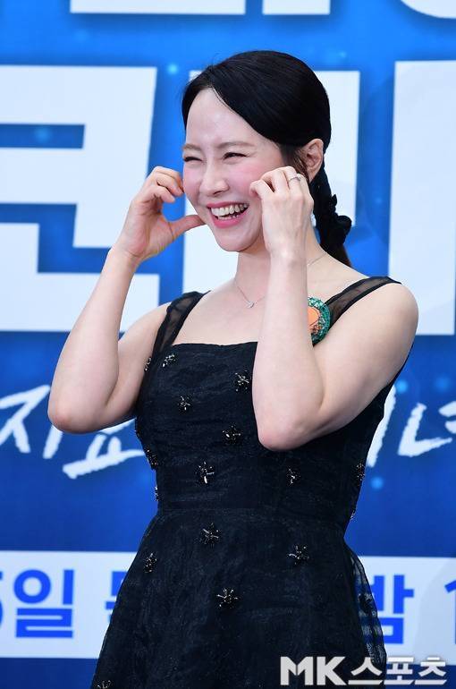 은은한 광택감과 별빛처럼 흩뿌려진 비즈 장식이 돋보이는 드레스는 송지효의 우아한 실루엣을 자연스럽게 강조했다. 사진=김재현 기자