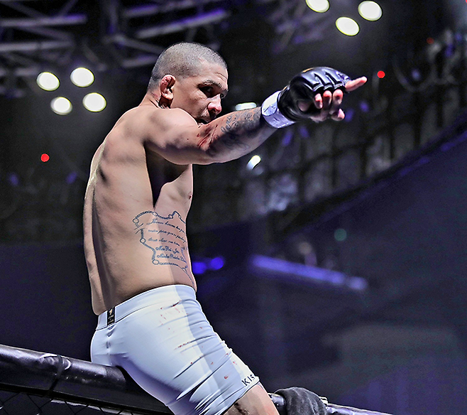 ‘노블레스’ 미우송 카스트루가 2025년 5월 인천광역시 영종국제도시 인스파이어 아레나 블랙컴뱃 데뷔전 승리 후 위엄을 과시하고 있다. 사진=랭크파이브 이교덕 기자 제공