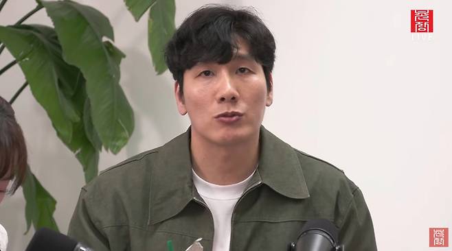 최근 이슈에 대해 언급하는 14기 경수. /사진=유튜브 채널 '촌장엔터테인먼트' 캡처