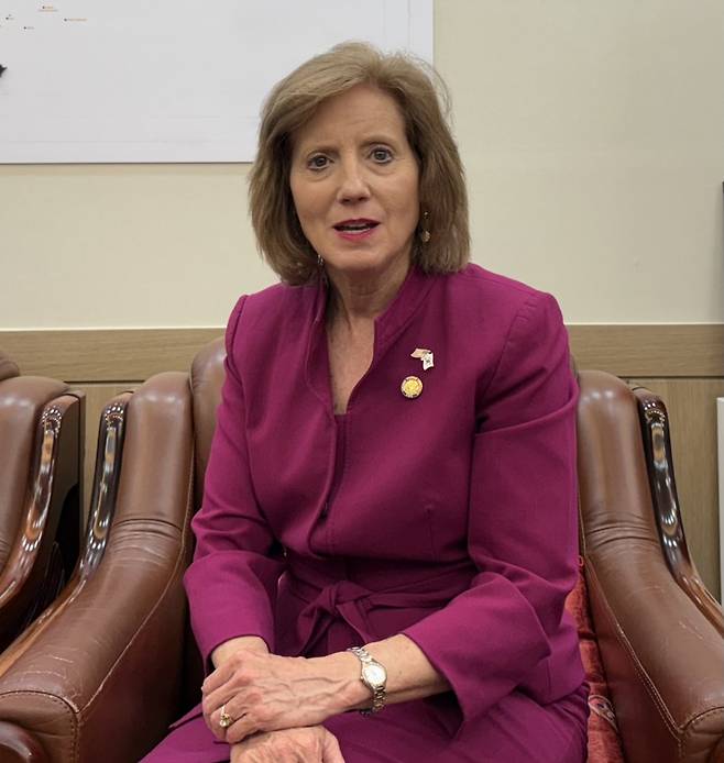 미국 공화당 내에서도 강경 보수파로 분류되는 비키 하츨러(Vicky Jo Hartzler) 전 미 연방 하원의원(미주리·6선)이 지난 15일 서울 강남구 국기원 사무실에서 본지와 인터뷰하는 모습. 하츨러 전 의원은 도널드 트럼프 미국 1기 행정부 시절 의정활동을 했고 하원 군사위원회 등에서 활동했다. 그는 미 국방부 정책 수립과 예산을 승인하는 국방수권법(NDAA) 통과를 위한 입법 과정에서 자문위원으로 활동했다. NDAA에는 2만8500명 규모의 주한미군 병력 숫자와 임무 등이 담기고 있다. / 사진=김인한 기자