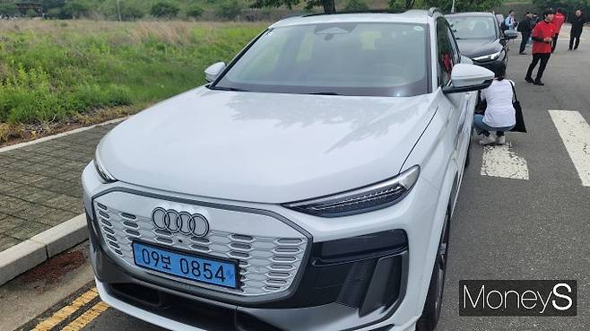 아우디 코리아가 고객이 다양한 라인업을 체험 할 수 있는 '아우디 익스피리언스- 아우디 A5 프리뷰'를 마련하고 출시를 앞둔 프리미엄 중형 세단 '더 뉴 아우디 A5'와 'S5' 알리기에 나섰다. 사진은 이번 행사를 통해 체험 할 수 있는 전기 SUV '더 뉴 아우디 Q6 e-트론'. /사진=김창성 기자