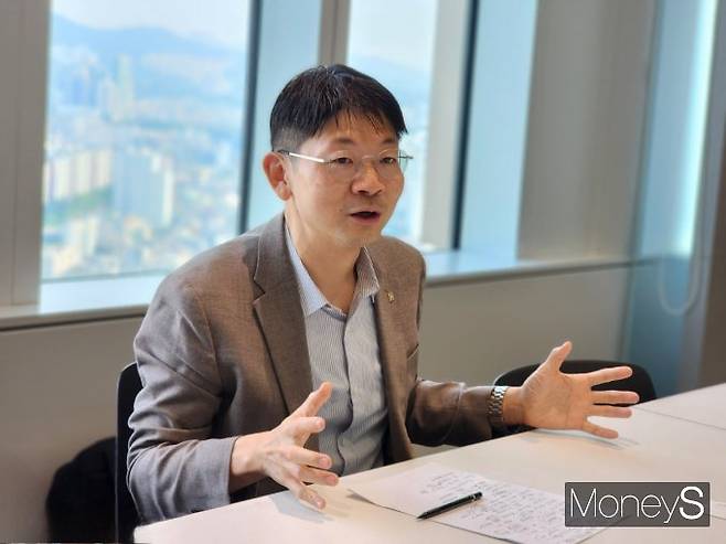 사진은 오건영 신한프리미어 패스파인더 단장이 설명하는 모습. /사진=박찬규