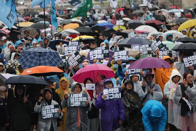 10일 오후 서울 종로구 경복궁 동십자각 인근에서 내란청산·사회대개혁 비상행동 주최 사법부 정치개입 규탄 집회가 열리고 있다. 뉴시스