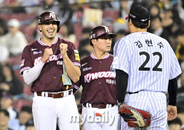 헤드샷을 맞은 키움 카디네스가 환하게 웃으며 그라운드 분위기를 바꾸고 있다 / 잠실 = 유진형 기자 zolong@mydaily.co.kr
