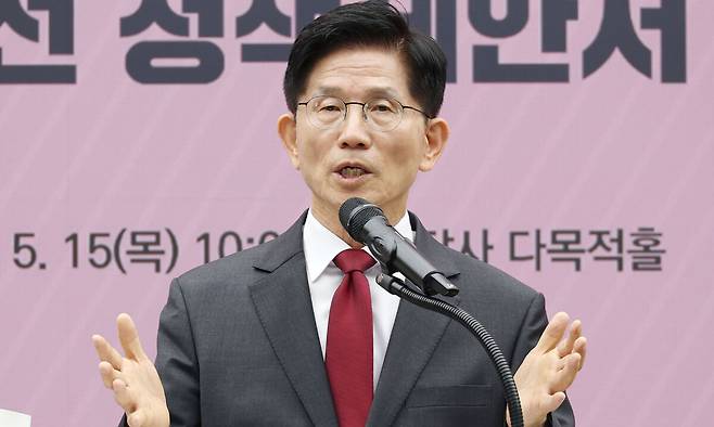 국민의힘 김문수 대선후보가 15일 서울 여의도 중앙당사에서 열린 대한민국교원조합 제12대 대선 정책제안서 전달식에서 인사말을 하고 있다. 뉴스1