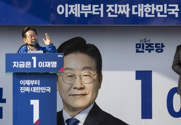 더불어민주당 이재명 대선후보가 14일 경남 통영시 강구안 문화마당에서 열린 유세에 참석해 지지를 호소하는 연설을 하고 있다. 2025.5.14. 연합뉴스