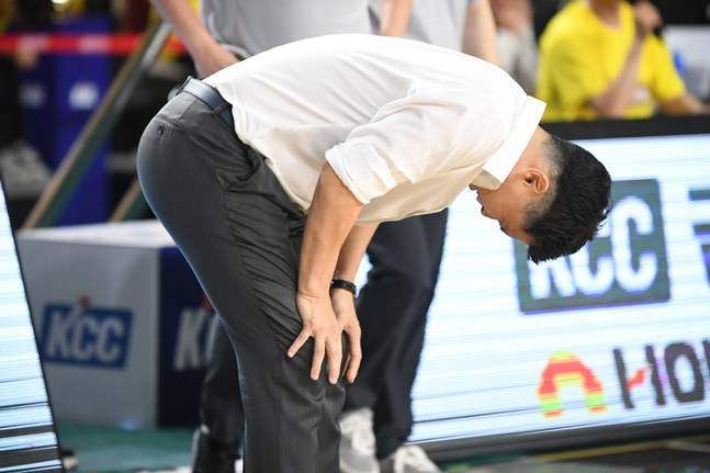 LG 조상현 감독이 경기 중 좌절하고 있다. /사진=KBL 제공