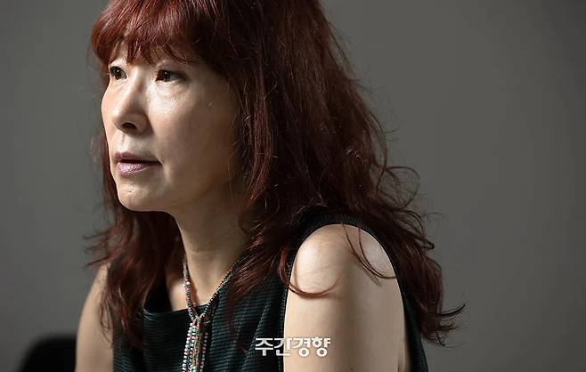 1995년 출간된 은희경 작가의 <새의 선물>은 가부장제하에서 성장의 어려움을 겪고 있는 여성 주체의 곤경을 다루고 있다. 우철훈 선임기자