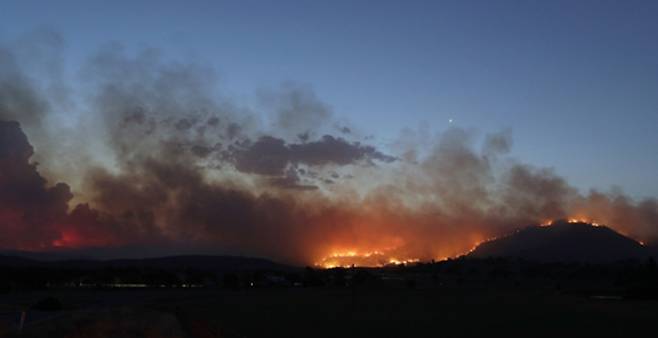 2019년 9월 호주에서 발생한 대형 산불은 6개월간 지속했다. 사진은 2020년 1월 31일 호주 산불이 확산하는 모습이다. AP연합뉴스