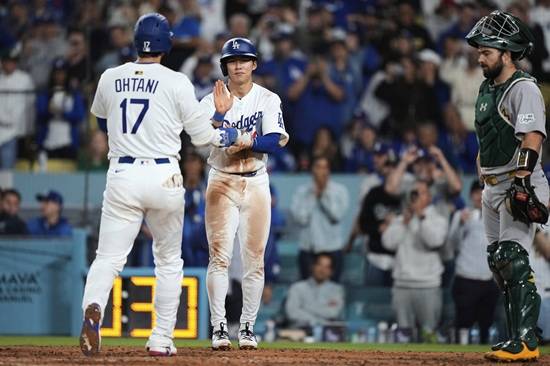 다저스는 16일(한국시간) 미국 캘리포니아주 로스앤젤레스 다저스타디움에서 2025 메이저리그 오클랜드 애슬레틱스전을 치러 19-2 대승을 거뒀다. 2연승을 달린 다저스는 시즌 29승 15패로 내셔널리그 서부지구 선두 자리를 굳건히 지켰다. 이날 경기에서 오타니는 홈런포 2개를 포함해 3타점을 올렸는데 전부 김혜성이 득점한 경우다. 다저스는 8~9번 타자가 약한 것이 흠이었는데 김혜성이 출루하고 오타니가 타점을 올리는 공식이 꾸준히 나오고 있다. 연합뉴스