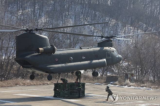 MLRS 탄약 공중 재보급 (고양=연합뉴스) 임병식 기자 = 11일 오후 경기도 고양시에서 실시된 육군 1군수지원여단 MLRS 탄약 공중 재보급 훈련에서 장병들이 MLRS 탄약을 CH-47 치누크 헬기에 연결하고 있다.
이번 공중 재보급 훈련은 도로 및 철도가 파괴된 상황에서 대화력전 부대에 신속히 탄약을 보급하는 내용으로 실시됐다. 2025.2.11 andphotodo@yna.co.kr