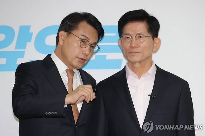 대화하는 김문수-윤상현 (서울=연합뉴스) 류영석 기자 = 국민의힘 김문수 제21대 대통령 선거 경선 후보가 30일 서울 여의도 대하빌딩에서 김문수 대선 경선 후보 캠프 사무실에서 열린 정책 발표 기자회견 중 윤상현 의원과 대화하고 있다. 2025.4.30 ondol@yna.co.kr