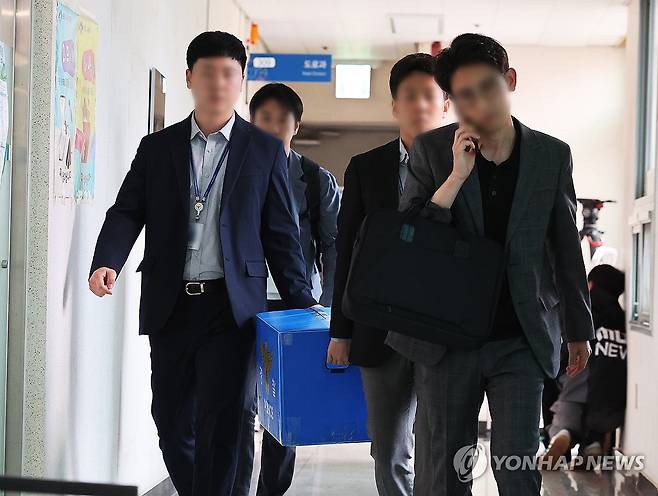 양평군청 압수수색 마친 경찰 (양평=연합뉴스) 홍기원 기자 = 서울~양평 고속도로 노선 변경과 관련한 특혜 의혹을 수사 중인 경찰이 16일 경기도 양평군청 압수수색을 마친 뒤 압수품을 옮기고 있다.
경기남부경찰청 반부패·경제범죄수사대는 이날 이 사건 수사를 위해 국토교통부와 양평군청, 용역업체인 경동엔지니어링 등을 압수수색 했다. 2025.5.16 xanadu@yna.co.kr