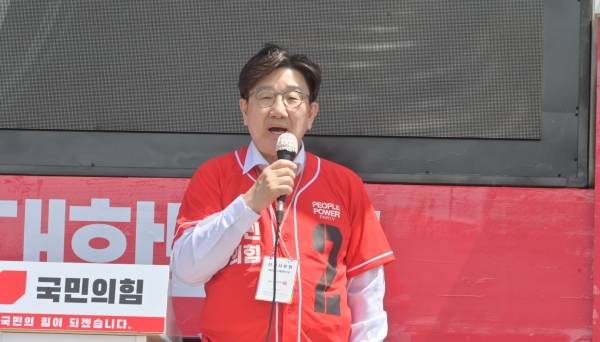 권성동 국민의힘 공동선거대책위원장은 17일 제주시 민속오일시장에서 김문수 후보의 지지를 호소하며 지원 유세를 펼치고 있다. 고봉수 기자