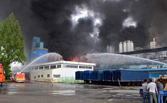 17일 오전 광주 광산구 소촌동 금호타이어 광주공장에서 화재가 발생해 119 소방당국이 진화작업을 벌이고 있다. 사진=뉴시스