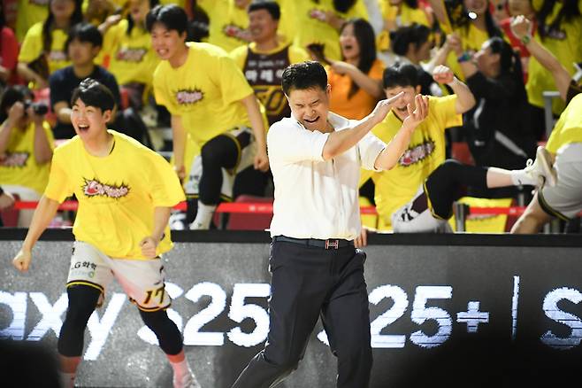 17일 서울 잠실학생체육관에서 열린 2024-2025 프로농구 챔피언결정전 7차전에서 서울 SK를 꺾고 우승이 확정되자 기뻐하는 창원 LG 조상현 감독