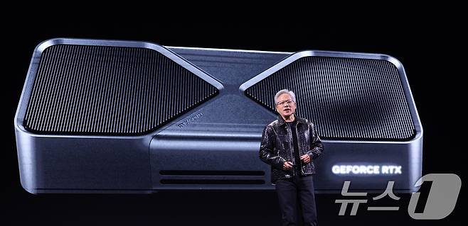 젠슨 황 엔비디아 최고경영자(CEO)가 세계 최대 IT(정보기술)·가전 전시회 'CES 2025' 개막을 하루 앞둔 6일(현지시간) 미국 네바다주 라스베이거스 만달레이베이 컨벤션센터에서 가진 기조연설에서 최신 인공지능(AI) 가속기 '블랙웰(Blackwell)'을 탑재한 지포스 RTX 50 시리즈 그래픽 카드를 공개하고 있다. 2025.1.6/뉴스1 ⓒ News1 신웅수 기자