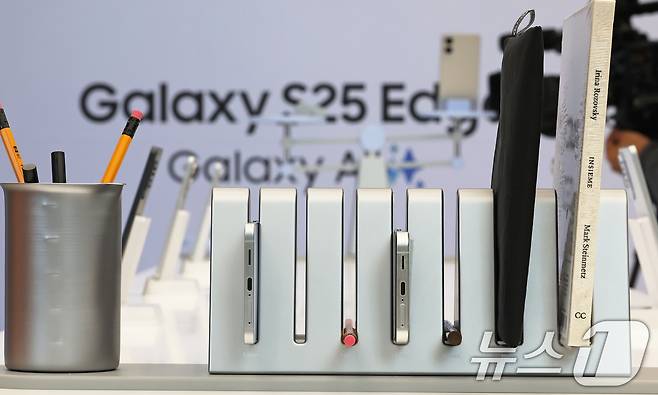 13일 오전 서울 삼성 강남에서 열린 갤럭시S25 엣지 미디어행사에서 제품(왼쪽)이 공개되고 있다. 2025.5.13/뉴스1 ⓒ News1 장수영 기자