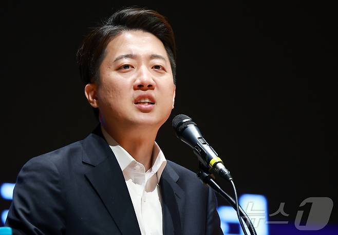 이준석 개혁신당 대통령 후보가 17일 오전 서울 강남구 코엑스에서 열린 제11회 젊은의사포럼에서 강연자로 나서 발언하고 있다. 2025.5.17/뉴스1 ⓒ News1 김진환 기자