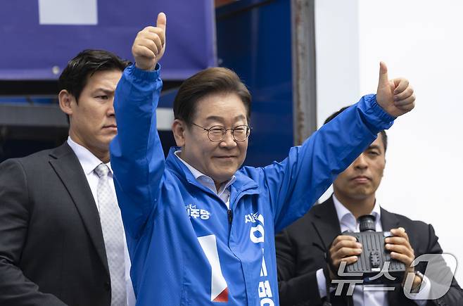 이재명 더불어민주당 대통령 후보가 17일 오전 전남 나주시 금성관망화루 앞에서 열린 유세에 입장하며 시민들을 향해 인사하고 있다. (공동취재) 2025.5.17/뉴스1 ⓒ News1 이재명 기자