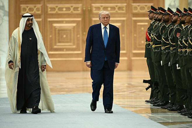 도널드 트럼프 미국 대통령이 15일 UAE 수도 아부다비에서 무함마드 빈 자이드 알 나하얀 UAE 대통령과 함께 의장대를 사열하고 있다. /AFP 연합뉴스