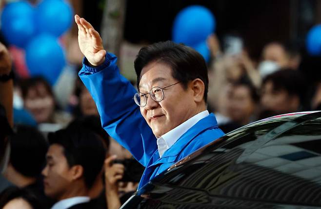 Lee Jae-myung, the Democratic Party of Korea’s presidential candidate, campaigns on the car-free street of M-Park in Geoje Gyeongsangnam-do, on the afternoon of May 14. /Nam Kang-ho