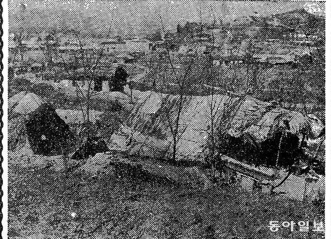 1924년 11월 12일자 동아일보 “훈련원 움집에서 사는 빈민들” 기사와 함께 실린 사진 .