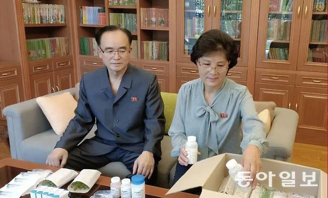 2022년 6월 코로나가 창궐한 지방도시에 아내와 함께 의약품을 기부하는 조용원 비서. 그의 복권은 아내 등 일가를 지켰다는 의미이기도 하다. 동아일보 DB