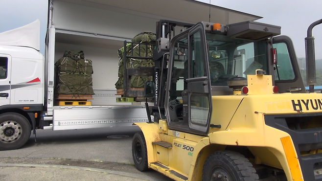 지상군구성군사령부는 지난 9일부터 16일까지 2·5군단(군수지원여단, 특공연대) 및 2신속대응사단과 육군항공사령부, 공군작전사령부, 공중기동정찰사령부, 공군군수사령부, 미해병대 1해병보급단 등 한미 양국군 장병 220여 명이 참가한 '2025년 전반기 연합합동 공중재보급 훈련'을 실시했다. 이번 훈련은 전시 열악한 지상 병참선을 극복하고 우리 군의 작전지속지원능력을 유지 및 발전시키기 위해 계획됐다. 사진은 공중 투하할 재보급 물자를 운송장비를 활용하여 트럭에 적재하는 모습. 육군 제공
