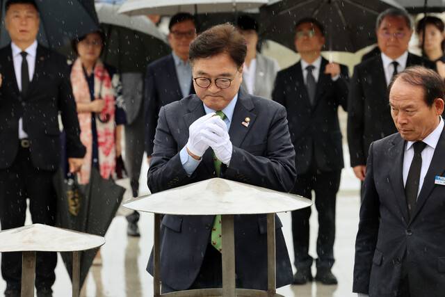 우원식 국회의장이 16일 오후 광주 북구 국립5·18민주묘지를 찾아 참배하고 있다. 연합뉴스