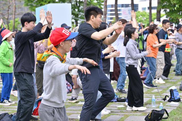 제491회 한국일보 거북이마라톤 '굿피플 발달장애인 인식개선을 위한 거북이마라톤'이 열리는 17일 오전 서울 중구 남산 백범광장에서 발달장애인과 비장애인 참가자들이 어우러져 안무를 하고 있다. 최주연 기자
