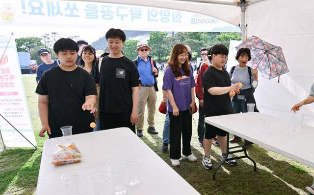 제491회 한국일보 거북이마라톤 '굿피플 발달장애인 인식개선을 위한 거북이마라톤'이 열리는 17일 오전 서울 중구 남산 백범광장에서 '희망의 탁구공을 쏘세요' 이벤트 부스가 진행되고 있다. 최주연 기자