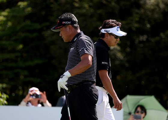SK텔레콤 오픈 1라운드에서 디펜딩챔피언 최경주(왼쪽)가 쿼드러플 보기를 범하고도 1오버파 72타로 마쳤다. 지난해 연장전에서 우승을 다툰 박상현과 같은 조에서 플레이 중이다. 사진 KPGA
