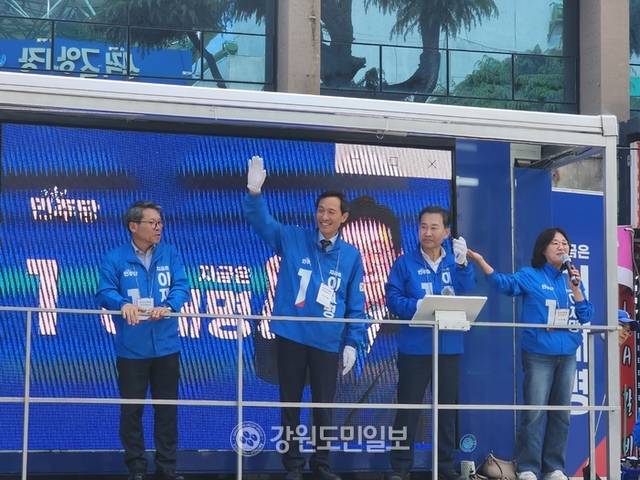 ▲ 우상호 더불어민주당 상임공동선대위원장이 17일 삼척 중앙시장 앞에서 유세차에 올라 이재명 후보에 대한 전폭적인 지지를 호소하고 있다.