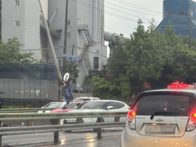 16일 오후 인천 서구 북항고가교 진입구간에서 승용차가 가로등 및 가드레일과 충돌했다. 사진은 사고 가로등 모습. 독자 제공