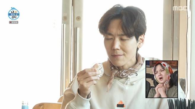 카이가 제주도 단골 식당에 방문해 제주도 소주를 즐겼다. /사진=MBC '나 혼자 산다' 캡처